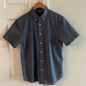 Men’s Slim Fit Button up dark navy/gray color!